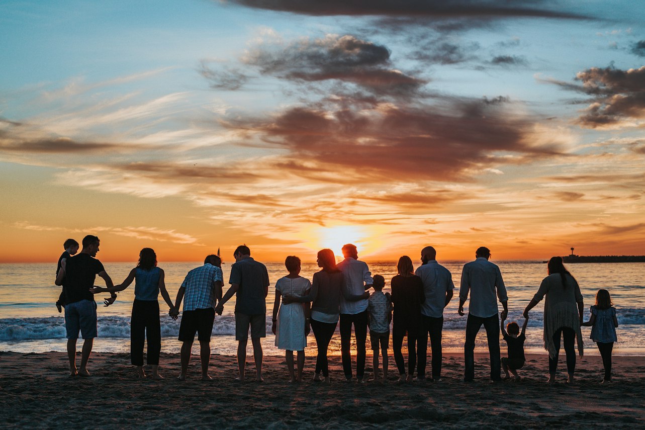 Familia en la playa al atardecer