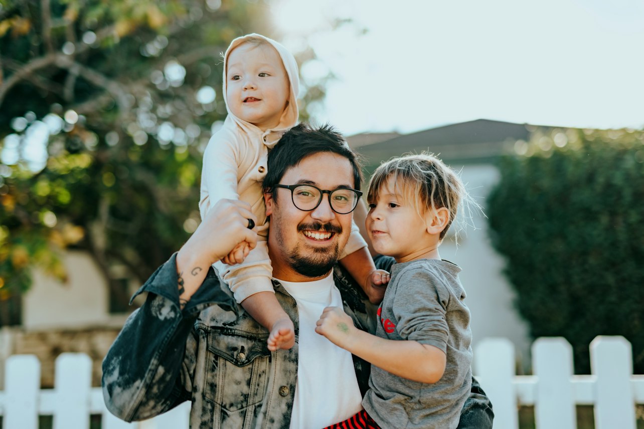 Padre con sus hijos
