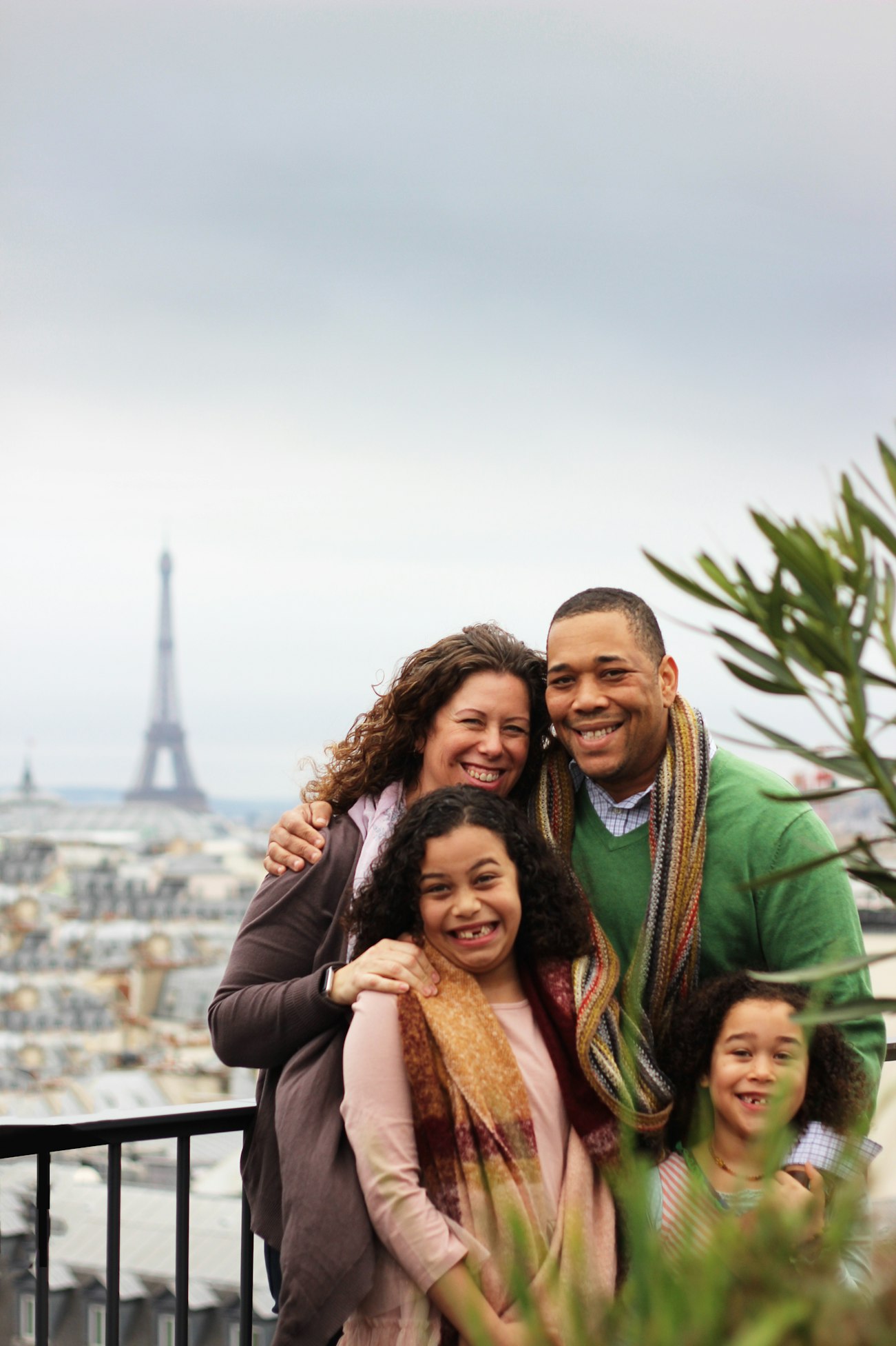 Familia de viaje en París