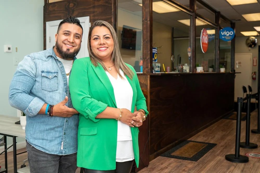 Los dueños de Brito's Travel en su oficina